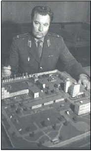 А.Я. Прокопьев перед макетом Учебного центра А.Я. Прокопьев перед макетом Учебного центра